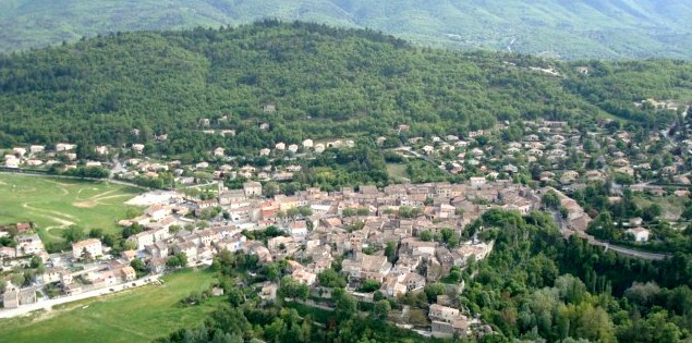 Vue aérienne du village de Céreste